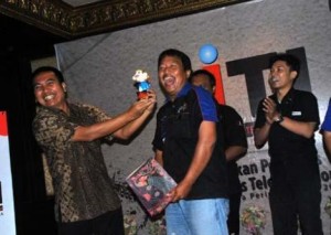 Ketua IJTI Surabaya, Hari Tambayong (kanan), usai dilantik di Resto Rempah, Surabaya, Minggu (23/12/2012). (taufiq/ss.net)