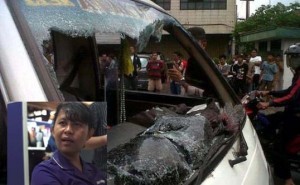 Kaca mobil yang digunakan Luviana dan kawan-kawan dipecah massa Partai Nasdem, Rabu (16/1/2013). (foto:tribunnews.com)