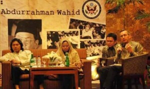 (searah jarum jam) Budayawan Emha Ainun Nadjib, Alisa Wahid, dan Scot Marciel (foto : Taufik suarasurabaya.net)