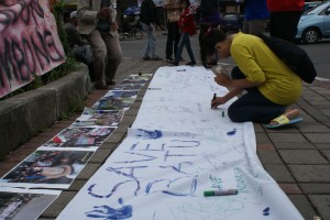 Warga Batu membubuhkan tandatangan sebagai tanda mendukung penyelamatan sumber air di Batu, Minggu (17/3/2013).