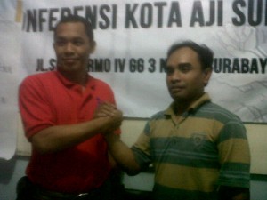 Ketua AJI Surabaya Prasto Wardoyo (kiri) dan Witanto (kanan) sekretaris  terpilih, Sabtu (4/1/2014) 