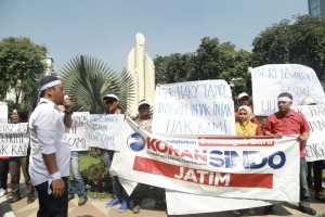 Para korban PHK Koran Sindo berunjuk rasa di monumen Bambu Runcing. (foto: Paguyuban Karyawan Sindo)